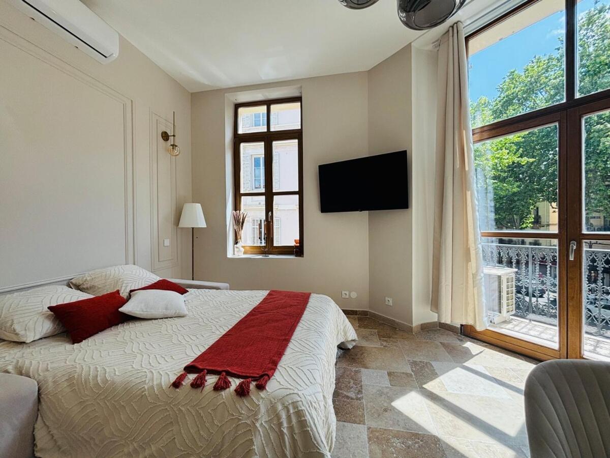 Le Sainte Rose Standing, Center On Foot Apartment
