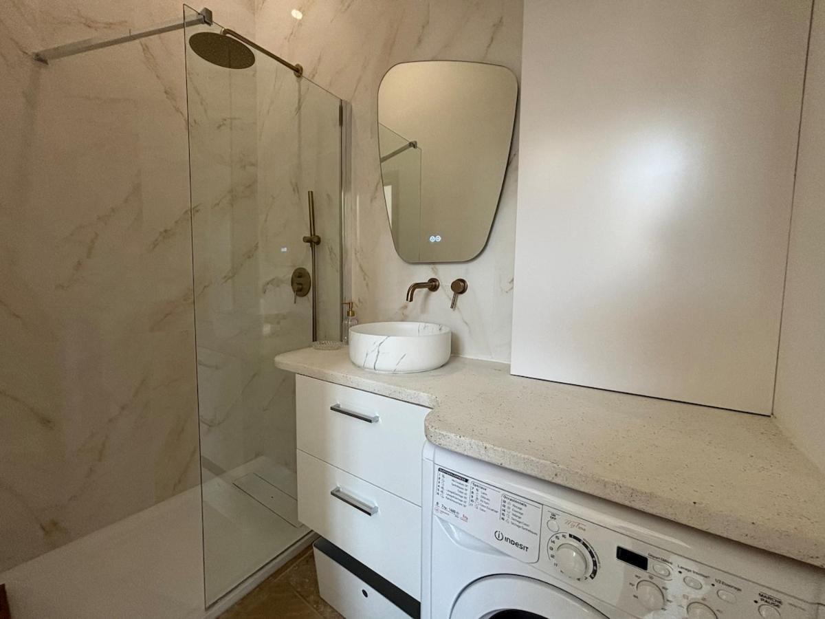 Le Sainte Rose Standing, Center On Foot Apartment *
